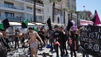 İzmir’de çıplak protesto