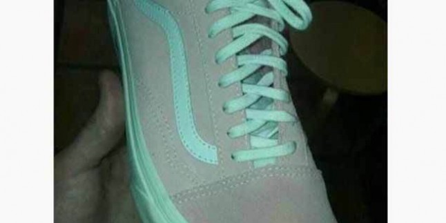 Sosyal medyayı karıştı! Bu spor ayakkabının rengi ne?