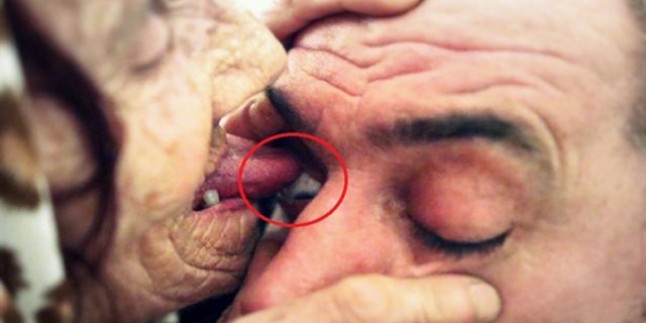 Hastaların gözlerini yalayarak körlüğü iyileştiren kadın