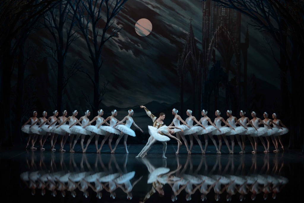 The-St-Petersburg-Ballet-Swan-Lake-Swans-duo_LR