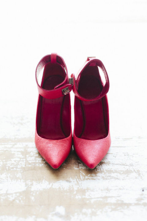 kırmızı bilekten bağlı ayakkabı