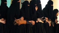 Suudi Arabistan’da Alışveriş Yapan Erkekler Kadınların Tacizinden Şikayetçi