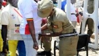 Uganda Polisinden Tepki Çeken Uygulama